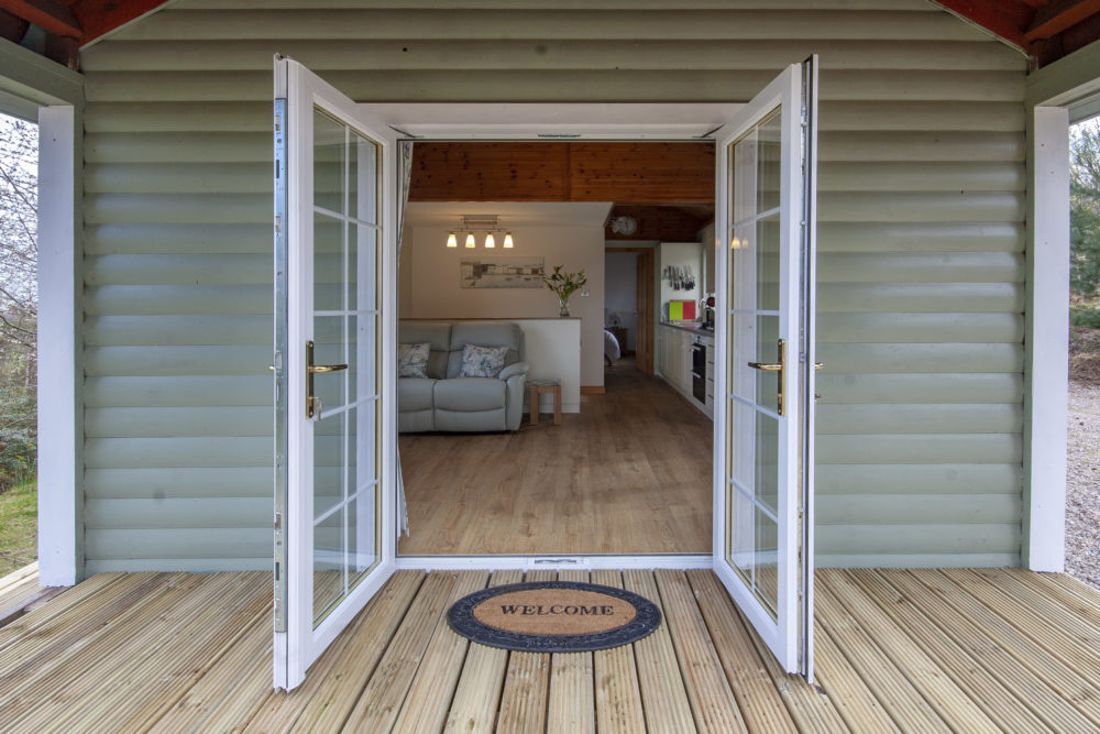 Osprey Lodge – Living area leads onto verandah